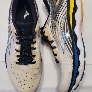 Mizuno Wave Sky 6 White and Black Athletic Running Shoes Men Size 11.5